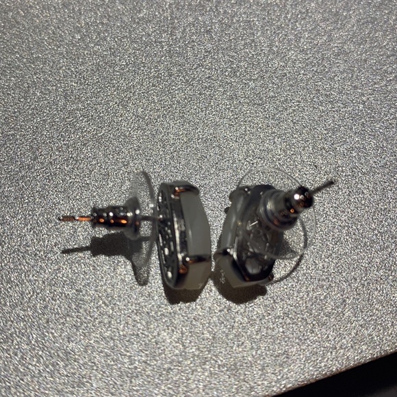 Kendra Scott earrings w filagree backing - Picture 6 of 12